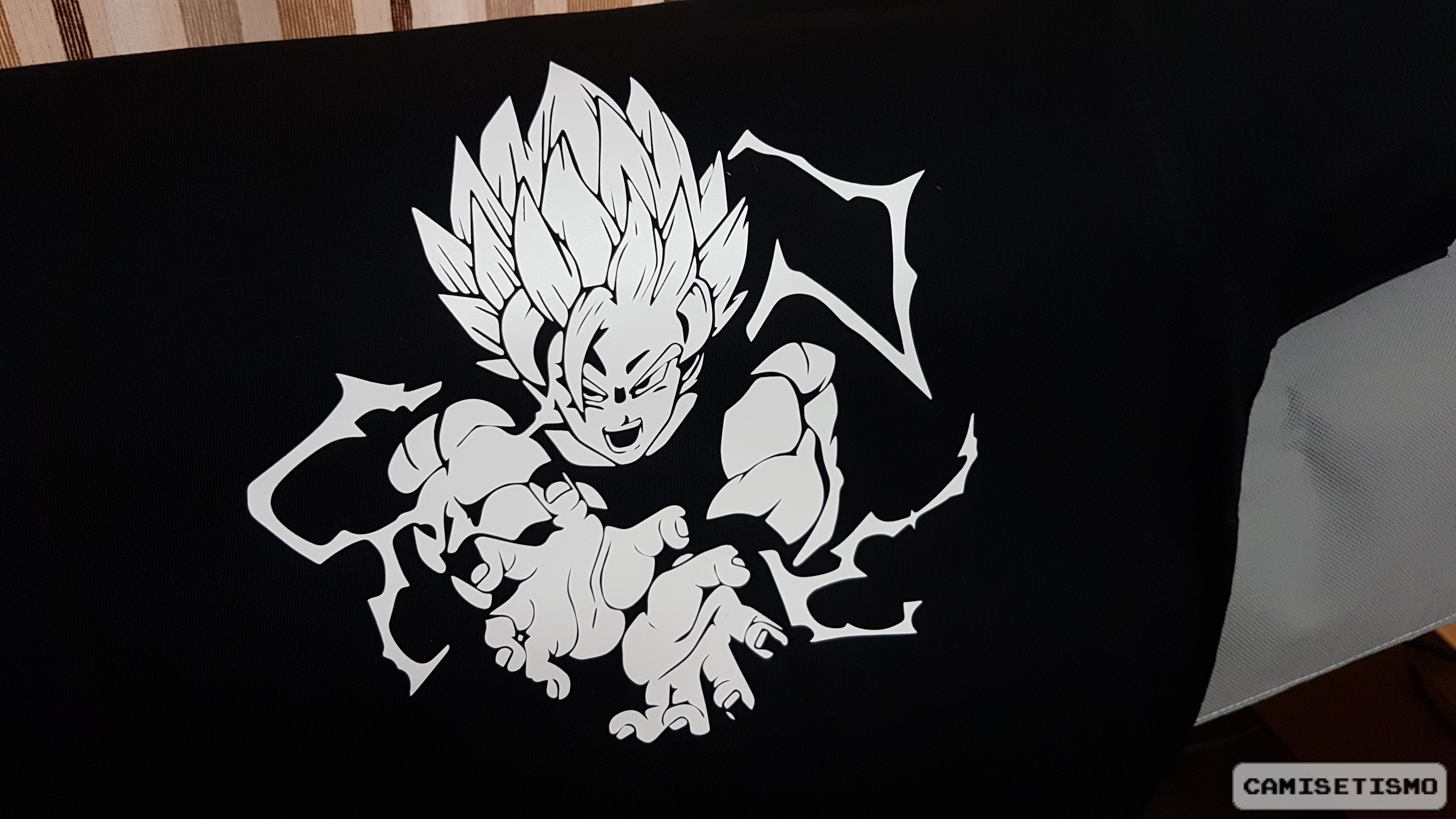 Goku lanzando un kamehameha en Super Saiyan - Camisetismo